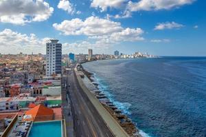 el malecon avenida de maceo, en bred landmärkesplanad som sträcker sig 8 km längs kusten i Havanna förbi stora turistattraktioner i staden foto