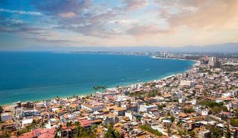 natursköna mirador cerro la cruz-utkik med panoramautsikt över puerto vallarta och berömd strandlinje med havsstränder och lyxhotell foto