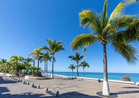 berömda strandpromenaden i Puerto Vallarta, el malecon, med utsikt över havet, stränder, natursköna hotell och stadsutsikt foto