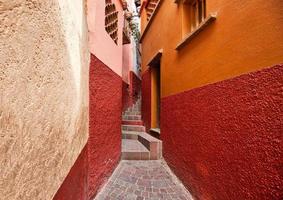 guanajuato, berömd gränd av kyssen callejon del beso foto