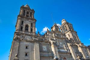 mexico city, storstadskatedralen för antagandet av den välsignade jungfru Maria till himlen, en landmärke mexikansk katedral på zocalo-torget foto