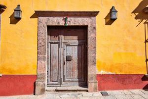 Mexiko, färgglada byggnader och gator i San Miguel de Allende i den historiska stadskärnan foto