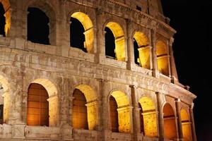 berömda Colosseum i Rom på natten foto