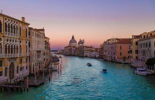 santa maria della salute katedralen, en naturskön utsikt från Academia bridge foto