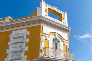 Mexiko, Mazatlan, färgglada gamla stadsgator i historiska stadskärnan nära el malecon och havets kust foto