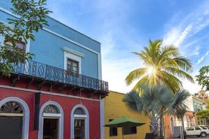 Mexiko, Mazatlan, färgglada gamla stadsgator i historiska stadskärnan nära el malecon och havets kust foto