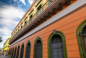 Mexiko, Mazatlan, färgglada gamla stadsgator i historiska stadskärnan foto