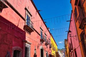 Mexiko, färgglada byggnader och gator i San Miguel de Allende i den historiska stadskärnan foto