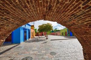 oaxaca, natursköna gamla stadsgator och färgglada koloniala byggnader i den historiska stadskärnan foto