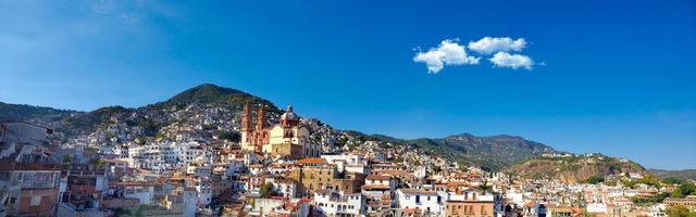 Mexiko, naturskön panoramautsikt över taxcos historiska centrum med koloniala hus på kullarna och den berömda kyrkan Santa prisca de taxco foto