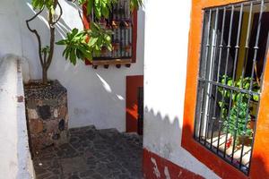 Mexiko, natursköna färgglada taxco kullerstensgator i den historiska stadskärnan foto