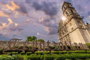 mexico, tepotzotlan central plaza och francisco javier kyrka i den historiska stadskärnan foto