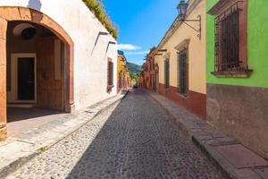 Mexiko, färgglada byggnader och gator i San Miguel de Allende i den historiska stadskärnan foto