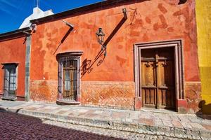 Mexiko, färgglada byggnader och gator i San Miguel de Allende i den historiska stadskärnan foto