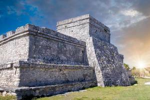 pyramid el castillo, slottet, i tulums arkeologiska zon med maya-pyramider och ruiner som ligger på den natursköna havsstranden i provinsen Quintana Roo foto