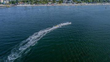 Flygfoto över vattenskoter i havet foto