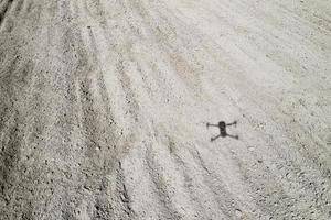 skuggan av en quadrocopter på marken foto