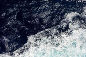 ovanifrån över havet med stora vågor från fartyget. havet bakgrund. foto