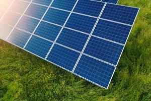 ovanifrån av solkraftverksstation. solkraft är stor energi för att producera el. detta är ren kraft och bra affärer för miljön. solenergisystem är en viktig källa till förnybar energi. foto