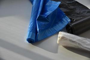 plast soppåsar i rullar på en vit bakgrund foto