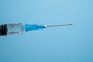 närbild av nålen på en vaccinationsspruta foto