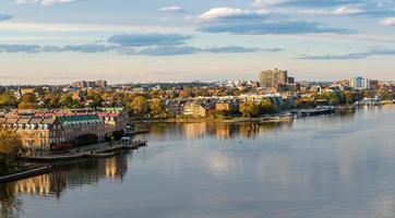 vattnet i staden alexandria i virginia vid solnedgången foto