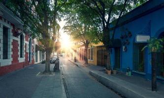 Mexiko, Mazatlan, färgglada gamla stadsgator i historiska stadskärnan nära el malecon och havets kust foto