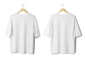 vit oversize t-shirt mockup hängande isolerad på vit bakgrund med urklippsbana foto