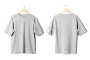 grå oversize t-shirt mockup hängande isolerad på vit bakgrund med urklippsbana foto