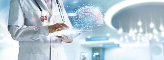 läkare kontrollerar hjärntestresultat med datorgränssnitt, innovativ teknik inom vetenskap och medicinkoncept foto