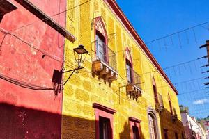 Mexiko, färgglada byggnader och gator i San Miguel de Allende i den historiska stadskärnan foto