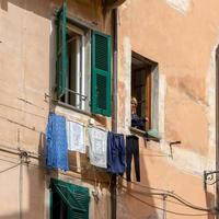 monterosso, liguria, Italien, 2019. kvinna hänger ut tvätten i monterosso liguria, Italien den 22 april 2019. oidentifierad person foto