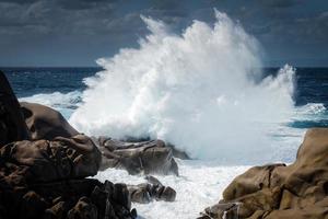 vågorna slår mot kusten vid capo testa foto