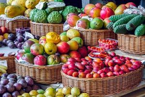 närbild av ett frukt- och grönsaksstånd på den täckta marknaden i Funchal foto