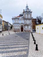 faro, södra algarve, portugal, 2018. historisk byggnad faro i portugal den 7 mars 2018. oidentifierade personer foto