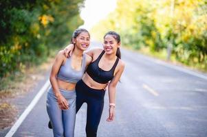 kvinnor tränar glatt för god hälsa. träningskoncept foto