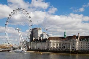 london, Storbritannien, 2018. utsikt över london eye och byggnader längs södra stranden i london den 21 mars 2018. oidentifierade personer foto