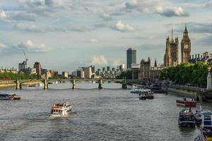 london, Storbritannien, 2014. se uppför Themsen mot Big Ben och parlamentets hus foto