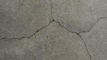 gammal sprucken betong. grunge betong cementvägg med spricka, för din design och bakgrundsstruktur. sten gångväg. betongstruktur foto