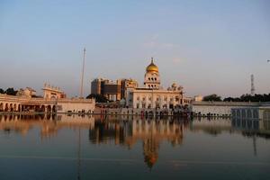 bangla sahib gurudwara religiös plats för sikher foto