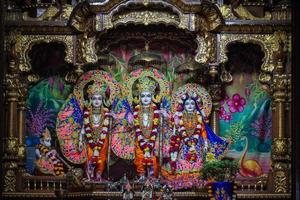 Shree Ram lakshman och sita satue i iskon tempel - hinduistisk gud tempel bild foto