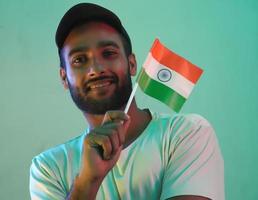 en man hälsar indiska flaggan glad självständighetsdagen 15 augusti foto