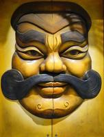 en staty av en man med stor mustasch indian foto