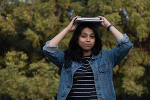 kvinnlig studentbild med böcker som inte är intresserad av att studera indisk kvinnlig tjejbild foto