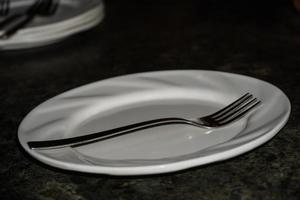 vit tallrik med gaffel på restaurang foto