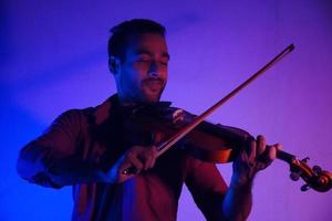 musiker som spelar fiol. musik och musikalisk ton koncept. foto