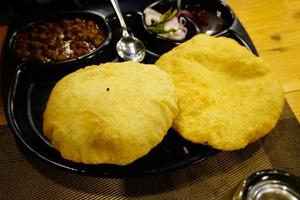 indiskt recept chola bhatura med lök foto