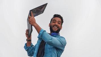 en glad ung man med sin laptop stipendier bild foto