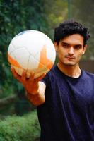 ung fotbollsspelare på fotbollsplanen indisk man bild foto