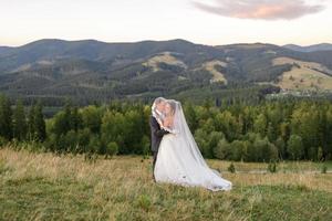 bröllopsfotografering i bergen. brudparet kramas hårt. foto